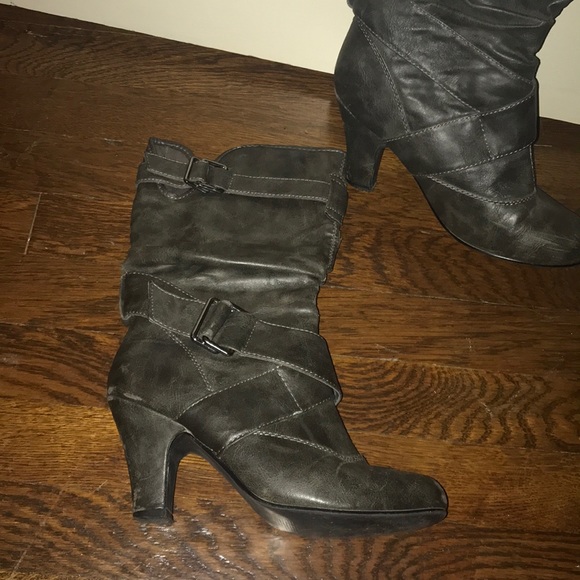 SiZe 7.5W gray faux leather boots. Avenue brand - Picture 3 of 4